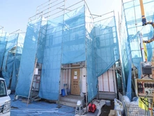 【東京都/府中市日新町】府中市日新町5丁目P号棟 建築中の外観：全10区画・写真中央