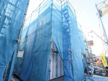 【東京都/府中市日新町】府中市日新町5丁目P号棟 建築中の外観：全10区画・写真中央