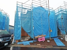 【東京都/府中市日新町】府中市日新町5丁目R号棟 建築中の外観：全10区画・写真中央