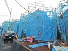 【東京都/府中市日新町】府中市日新町5丁目R号棟 建築中の外観：全10区画・写真中央