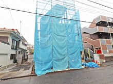 【東京都/府中市白糸台】白糸台1期1号棟 建築中の外観：対象地：写真中央（全2号棟）