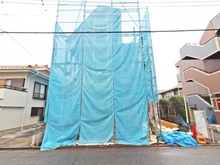 【東京都/府中市白糸台】白糸台1期1号棟 建築中の外観：対象地：写真中央（全2号棟）