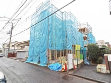 【東京都/府中市白糸台】白糸台1期1号棟 建築中の外観：対象地：写真中央（全2号棟）