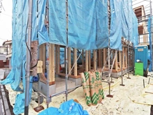 【東京都/府中市白糸台】白糸台1期1号棟 建築中の外観：対象地：写真中央（全2号棟）