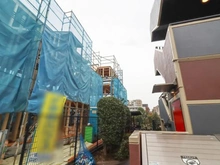 【東京都/府中市白糸台】白糸台1期2号棟 建築中の外観：対象地：写真奥側（全2号棟）