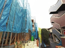 【東京都/府中市白糸台】白糸台1期2号棟 建築中の外観：対象地：写真奥側（全2号棟）