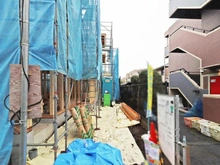 【東京都/府中市白糸台】白糸台1期2号棟 建築中の外観：対象地：写真奥側（全2号棟）