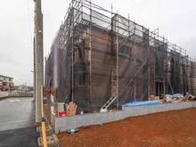 【東京都/府中市日新町】府中市日新町第11 2号棟 建築中の外観：全7棟・写真中央