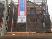 【東京都/府中市日新町】府中市日新町第11 2号棟 建築中の外観：全7棟・写真中央