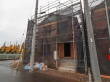 【東京都/府中市日新町】府中市日新町第11 3号棟 建築中の外観：全7棟・写真中央