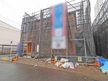 【東京都/府中市日新町】府中市日新町第11 4号棟 建築中の外観：全7棟・写真中央