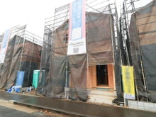 【東京都/府中市日新町】府中市日新町第11 5号棟 建築中の外観：全7棟・写真中央