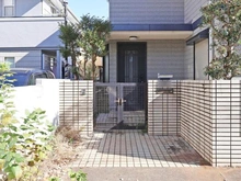 【東京都/調布市富士見町】調布市富士見町4丁目 中古戸建 アプローチ：写真中央