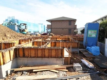 【東京都/日野市大字上田】日野市上田 4号棟 建築中の外観：全4棟・写真中央