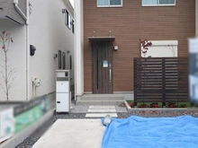 【東京都/三鷹市大沢】三鷹大沢1丁目 2号棟 玄関：全3棟・写真中央