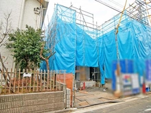 【東京都/調布市深大寺東町】深大寺東町6丁目 1号棟 建築中の外観：全2棟・写真中央