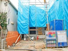 【東京都/調布市深大寺東町】深大寺東町6丁目 1号棟 建築中の外観：全2棟・写真中央