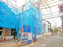 【東京都/調布市深大寺東町】深大寺東町6丁目 2号棟 建築中の外観：全2号棟・写真中央