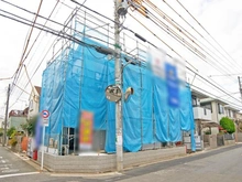 【東京都/調布市深大寺東町】深大寺東町6丁目 2号棟 建築中の外観：全2号棟・写真中央