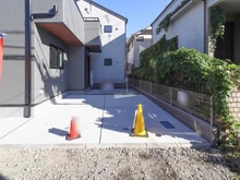 【東京都/府中市北山町】府中北山町2丁目 1号棟 駐車場：全2棟・写真左手前