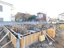 【東京都/府中市住吉町】府中市住吉町3丁目 E号棟 建築中の外観：全7棟・写真中央