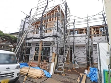 【東京都/調布市八雲台】調布市八雲台1期 1号棟 建築中の外観：全2棟・写真中央