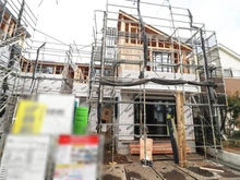 【東京都/調布市八雲台】調布市八雲台1期 2号棟 建築中の外観：全2棟・写真中央