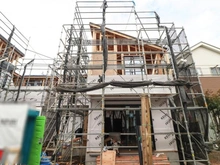 【東京都/調布市八雲台】調布市八雲台1期 2号棟 建築中の外観：全2棟・写真中央