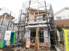 【東京都/調布市八雲台】調布市八雲台1期 2号棟 建築中の外観：全2棟・写真中央