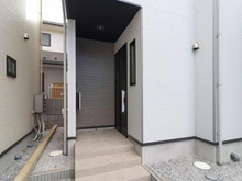 【東京都/三鷹市大沢】三鷹市大沢13期 1号棟 玄関：全2棟・写真中央