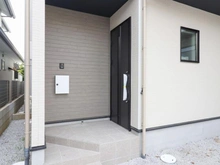 【東京都/三鷹市大沢】三鷹市大沢13期 2号棟 玄関：全2棟・写真中央