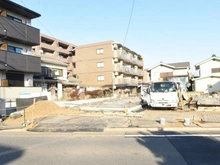 【東京都/八王子市北野町】八王子市北野町新築戸建て(2号棟) 建築中の外観：全5棟・写真中央手前