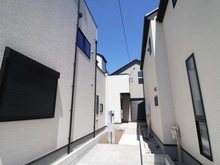 【東京都/八王子市北野町】八王子市北野町新築戸建て(3号棟) アプローチ：全５号棟・写真中央奥