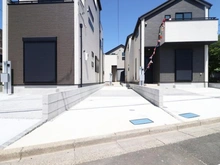 【東京都/八王子市北野町】八王子市北野町新築戸建て(3号棟) アプローチ：全５号棟・写真中央奥