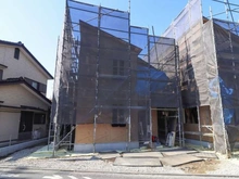 【東京都/府中市南町】府中市南町1期2号棟 建築中の外観：全2棟・写真中央