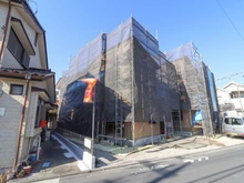 【東京都/府中市南町】府中市南町1期2号棟 建築中の外観：全2棟・写真中央