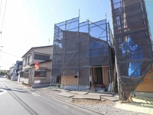 【東京都/府中市南町】府中市南町1期2号棟 建築中の外観：全2棟・写真中央