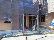 【東京都/府中市南町】府中市南町1期2号棟 建築中の外観：全2棟・写真中央