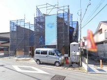 【東京都/府中市南町】府中市南町1期1号棟 建築中の外観：全2棟・写真中央