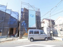 【東京都/府中市南町】府中市南町1期1号棟 建築中の外観：全2棟・写真中央