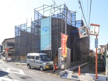 【東京都/府中市南町】府中市南町1期1号棟 建築中の外観：全2棟・写真中央