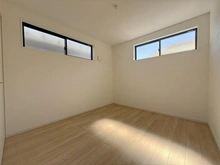 【東京都/多摩市一ノ宮】多摩市一ノ宮4丁目戸建 洋室：5.2帖
高窓が2つついており採光も取ることができます