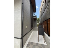 【東京都/八王子市北野台】八王子市北野台2丁目新築戸建 アプローチ