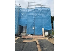 【東京都/調布市佐須町】調布市佐須町5丁目　新築戸建　1-G号棟 建築中の外観：全18棟・写真中央