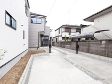 【東京都/多摩市一ノ宮】多摩市一ノ宮二丁目　新築戸建2号棟 外観：全3棟・写真中央
