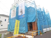 【東京都/府中市南町】府中市南町6丁目　新築戸建　B号棟 建築中の外観：全2棟　写真中央