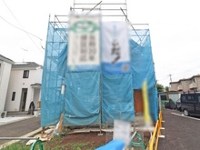 【東京都/府中市南町】府中市南町6丁目　新築戸建　B号棟 建築中の外観：全2棟　写真中央