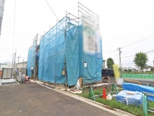 【東京都/府中市南町】府中市南町6丁目　新築戸建　B号棟 建築中の外観：全2棟　写真中央