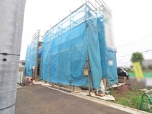 【東京都/府中市南町】府中市南町6丁目　新築戸建　B号棟 建築中の外観：全2棟　写真中央