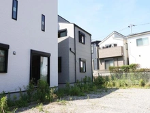 【神奈川県/横浜市保土ケ谷区今井町】保土ヶ谷区今井町　新築戸建　2号棟/全2棟 建築中の外観：写真中央　2号棟(奥側)/全2棟